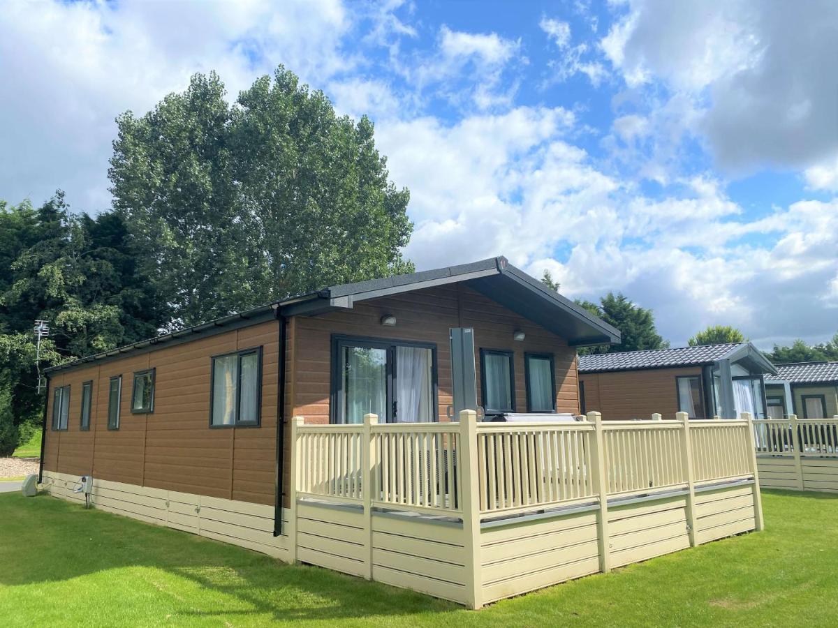 The Yorkshire Burrow Lodge With Hot Tub Exteriör bild
