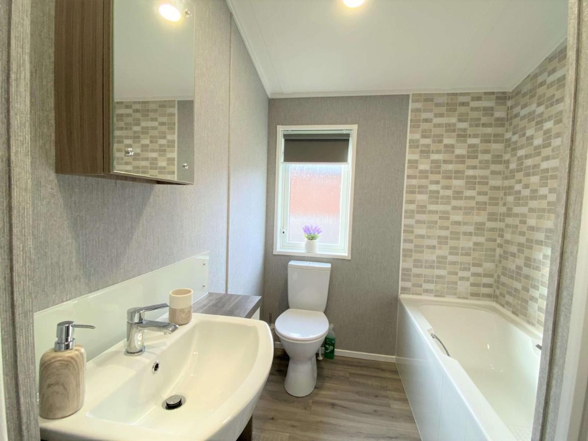 The Yorkshire Burrow Lodge With Hot Tub Exteriör bild