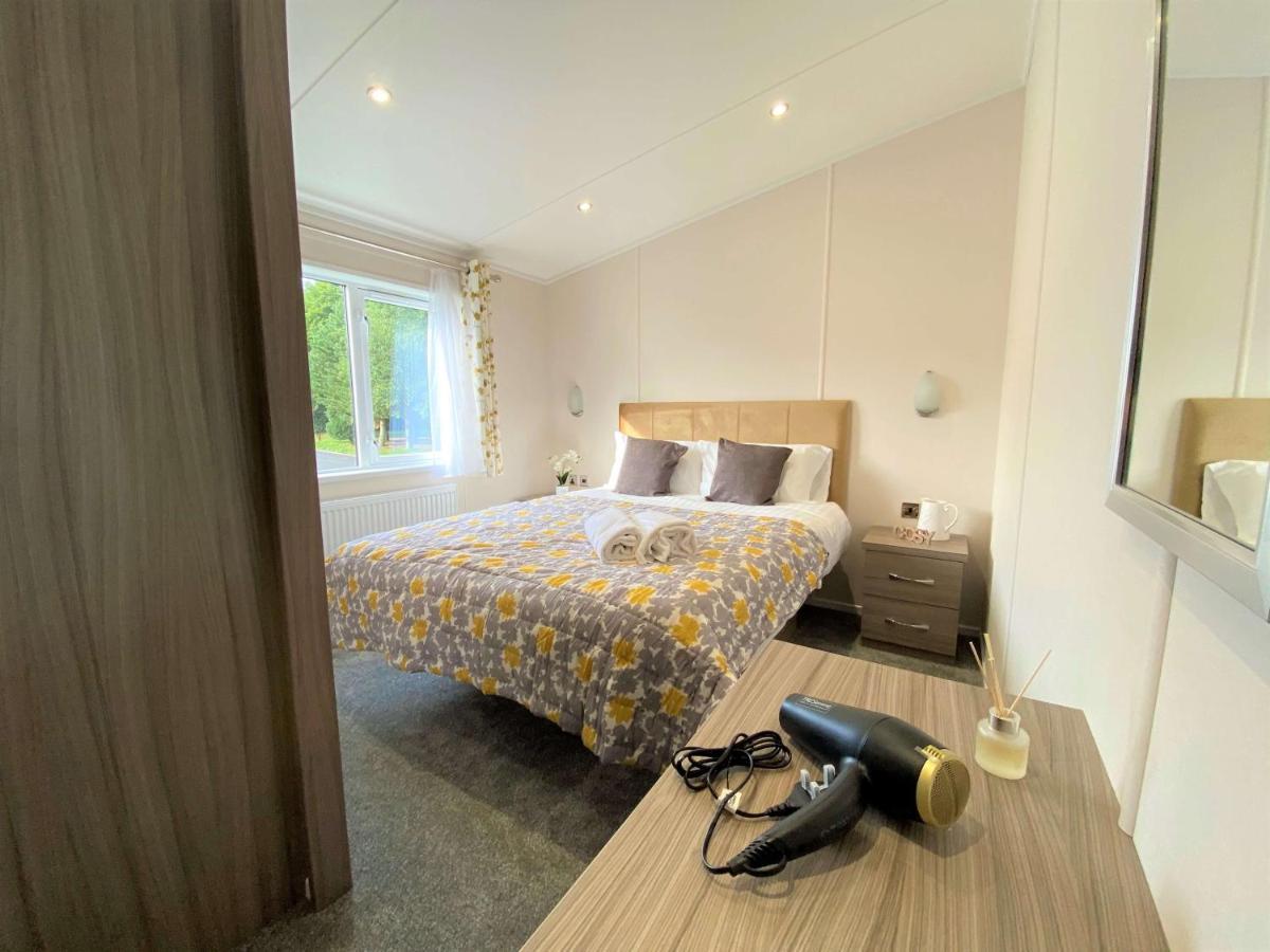 The Yorkshire Burrow Lodge With Hot Tub Exteriör bild